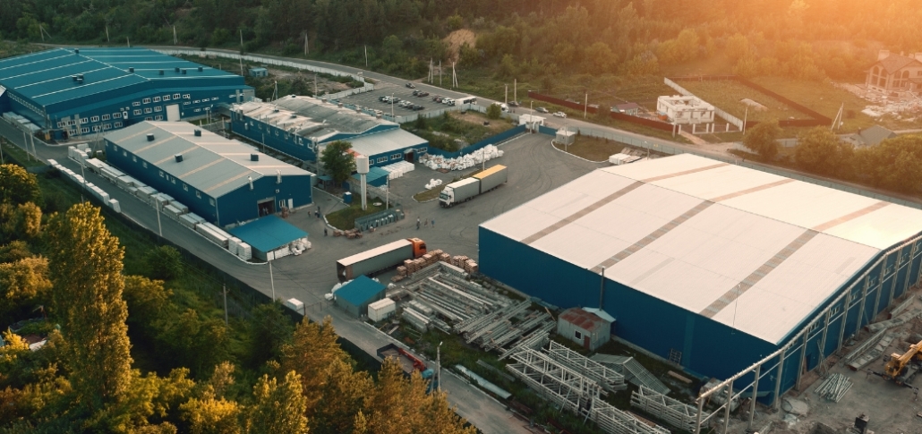 Aerial view of a sizable industrial facility, highlighting the roof area, with a focus on fix Commercial roof.